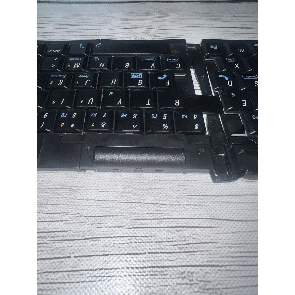 Think Outside Stowaway Sierra Bluetooth Folding Keyboard STBT01 READ